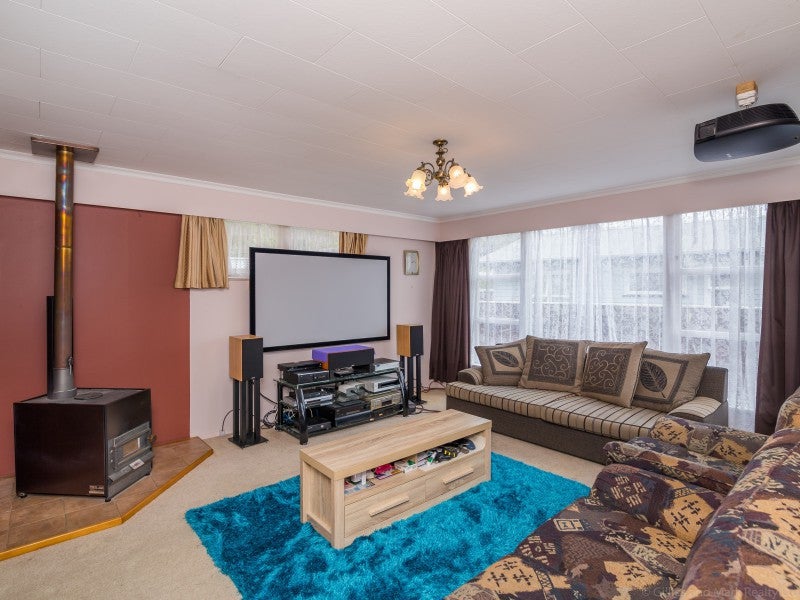22 Oregon Drive, Maoribank, Upper Hutt - Carousel 2