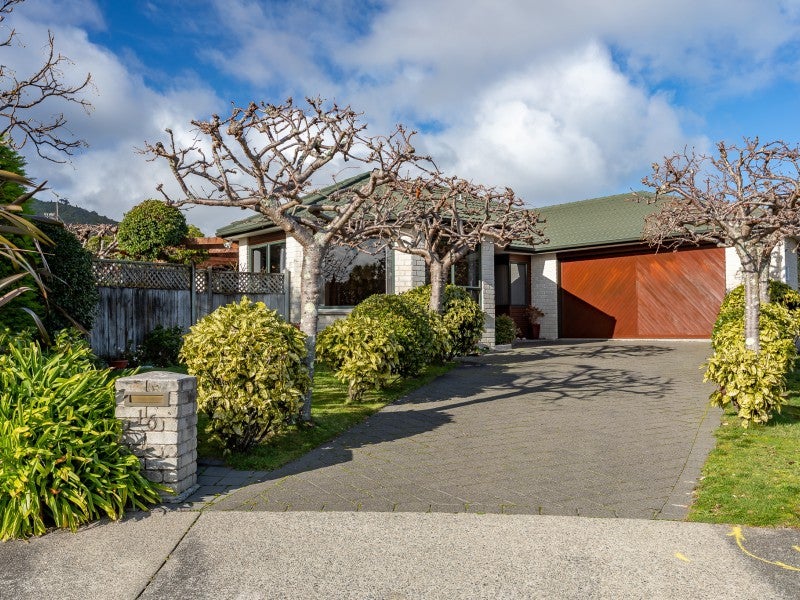 16 Runanga Grove, Waikanae - Carousel 1