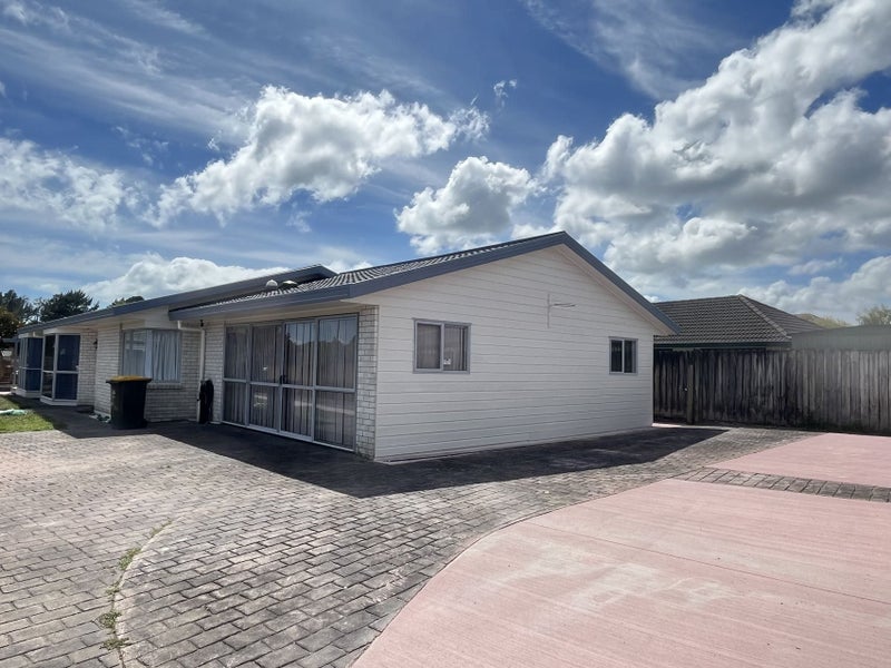 52 West Fairway, Golflands, Auckland - Carousel 1