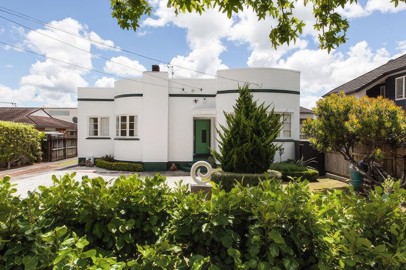 32 Dignan Street, Point Chevalier, Auckland - Carousel 1