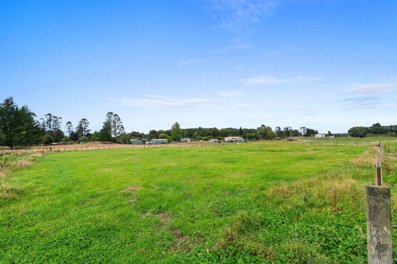 61 Karamu Crescent, Wainuiomata, Lower Hutt - Carousel 2