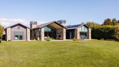 21 The Strand, Fitzherbert, Palmerston North - Carousel 1