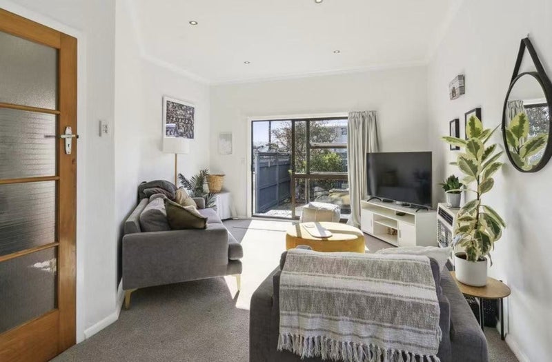 406 Broadway, Miramar, Wellington - Carousel 1