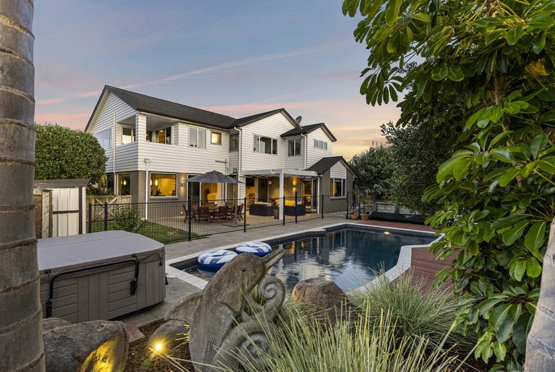 18 Columbia Crescent, Beachlands, Auckland - Carousel 1
