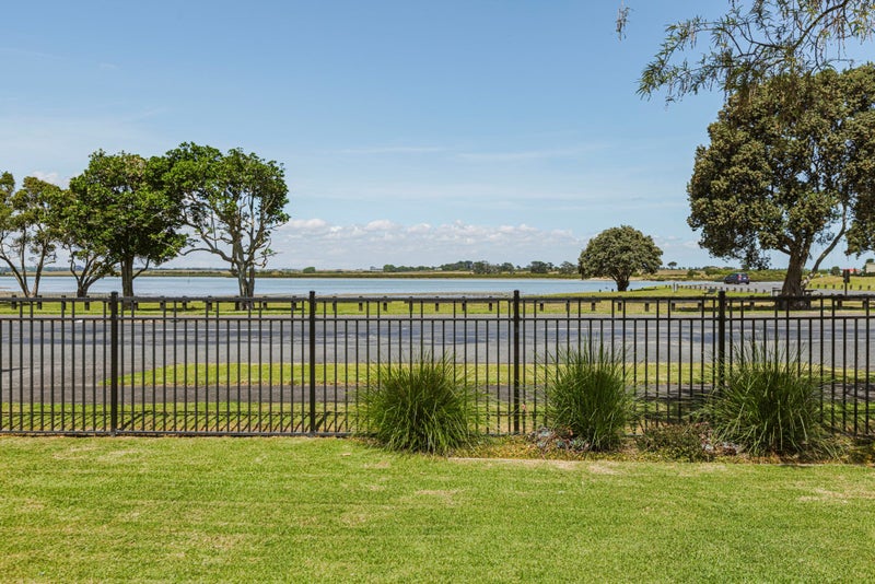 25 Roys Road, Weymouth, Auckland - Carousel 1