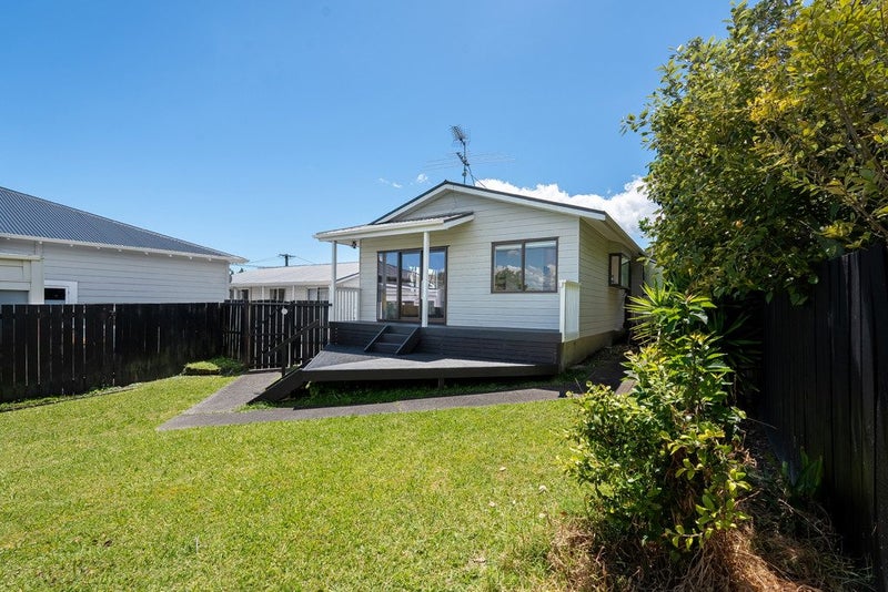 3/20 Corrella Road, Belmont, Auckland - Carousel 1