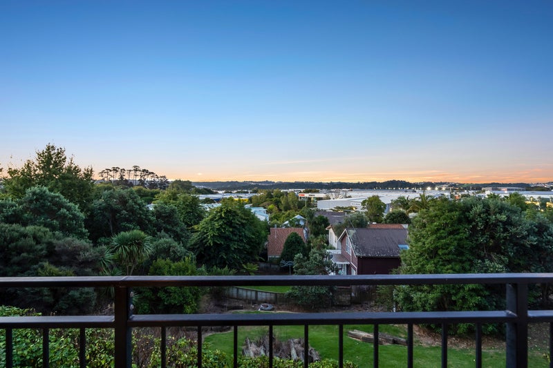 2/12 Schnapper Rock Road, Schnapper Rock, Auckland - Carousel 1