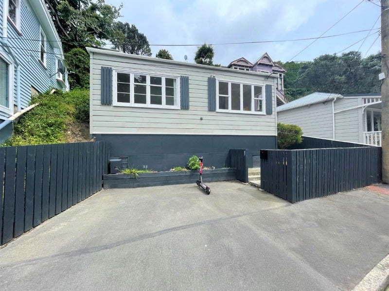2 Entrance Street, Aro Valley, Wellington - Carousel 1