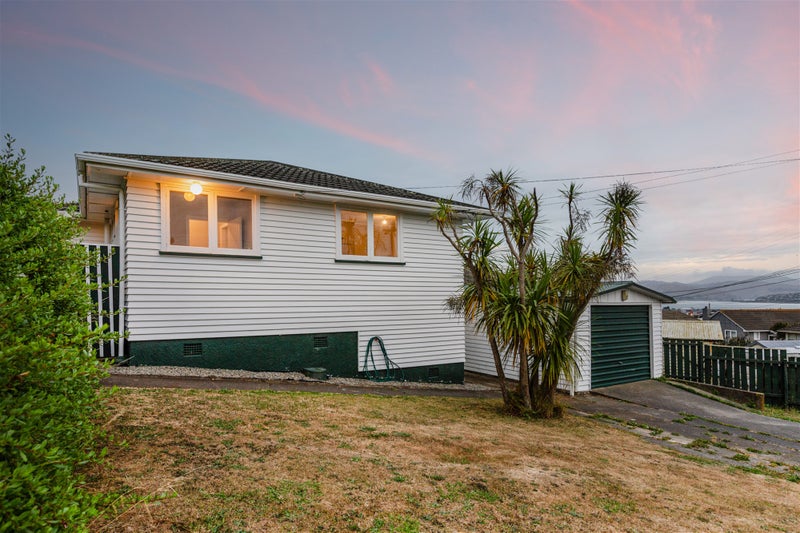 18 Aparangi Crescent, Elsdon, Porirua - Carousel 1