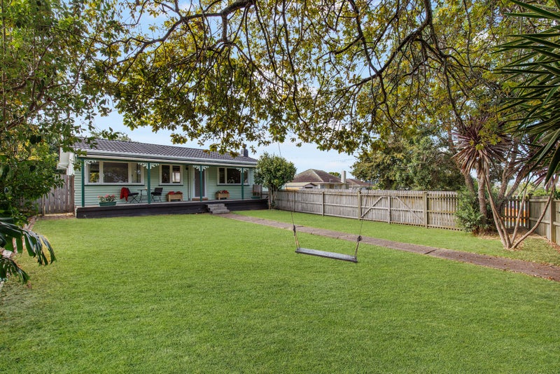1/16 Lancaster Road, Beach Haven, Auckland - Carousel 2