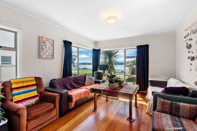 302 Queens Drive, Lyall Bay, Wellington - Carousel 2