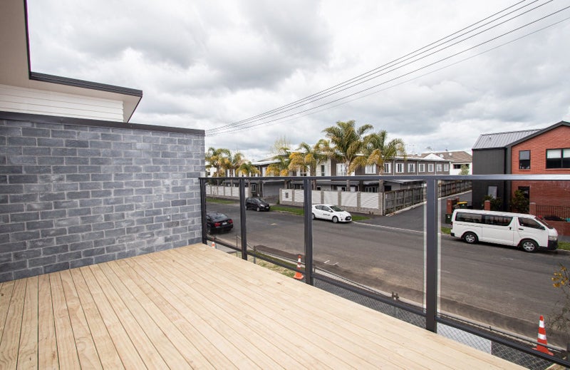 2/10 Charlemont Street, Whitiora, Hamilton - Carousel 2
