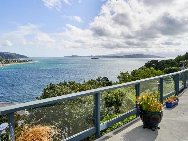 46 Ferry Road, Days Bay, Lower Hutt - Carousel 1