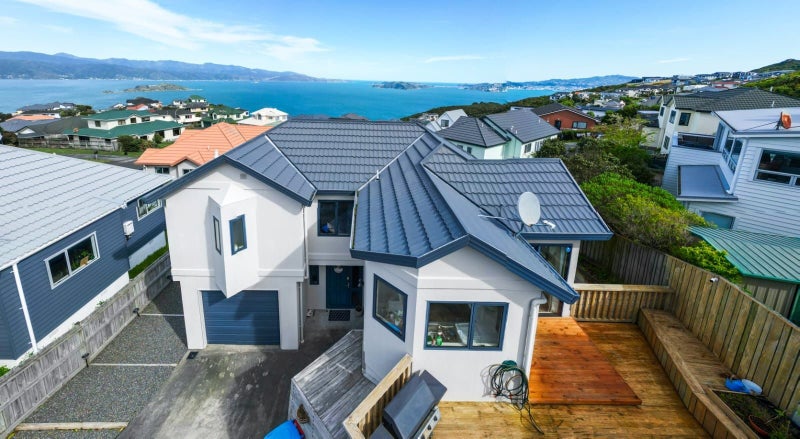 75A Dress Circle, Newlands, Wellington - Carousel 1