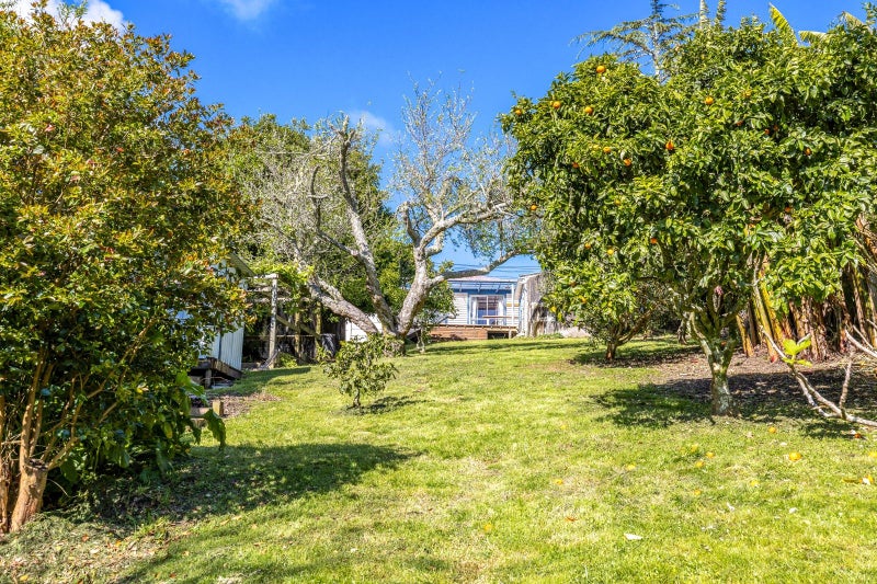 8 Tahatai Road, Oneroa, Waiheke Island - Carousel 1