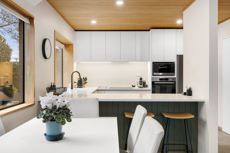 2/6 Chepstow Avenue, Fendalton, Christchurch - Carousel 1