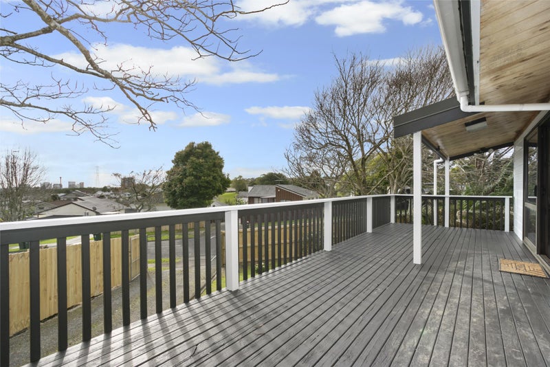 13 Banyan Drive, Totara Heights, Auckland - Carousel 2