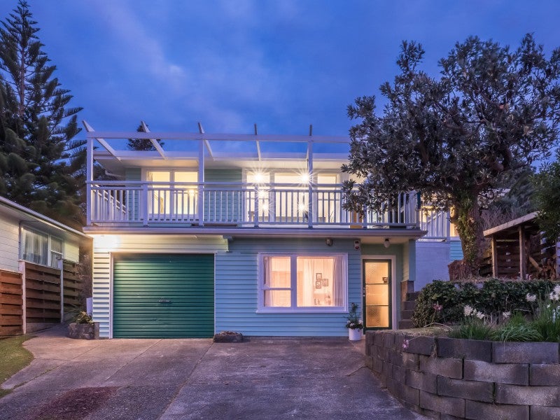 2 Terrance Grove, Paparangi, Wellington - Carousel 13