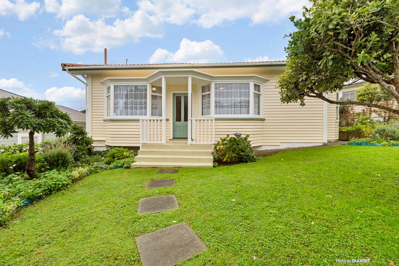 14 Liffey Street, Island Bay, Wellington - Carousel 1