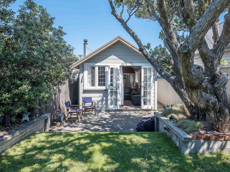 130 Apu Crescent, Lyall Bay, Wellington - Carousel 1