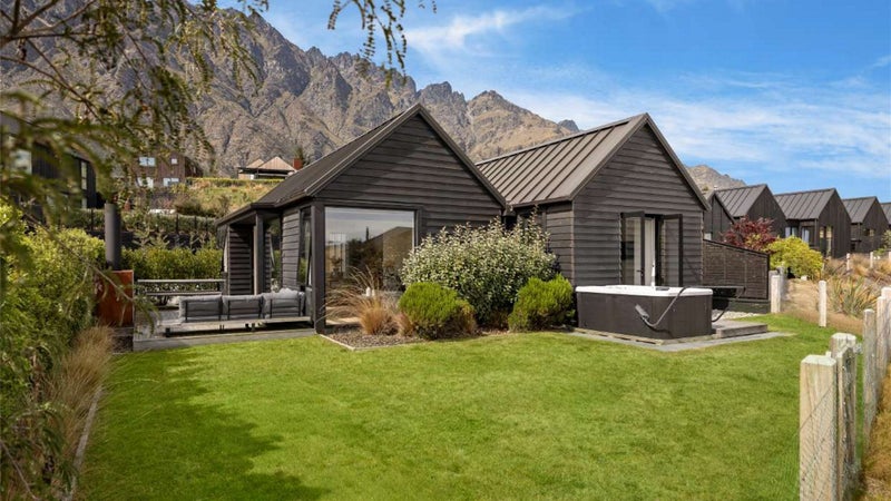 15 McKenzies Shute, Jacks Point, Queenstown - Carousel 1