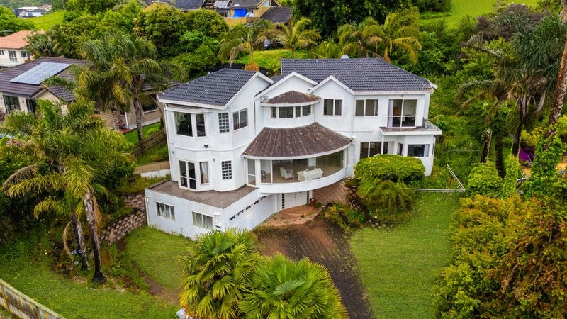 13 San Martin Place, Goodwood Heights, Auckland - Carousel 1