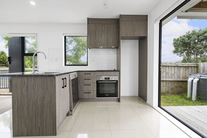 48A Waddell Avenue, Point England, Auckland - Carousel 1