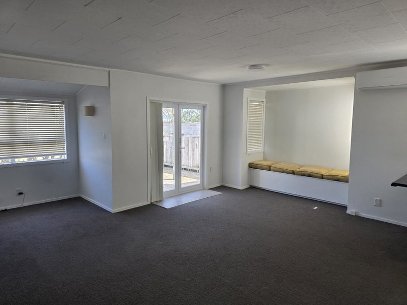 2/1 Tomintoul Place, Highland Park, Auckland - Carousel 2