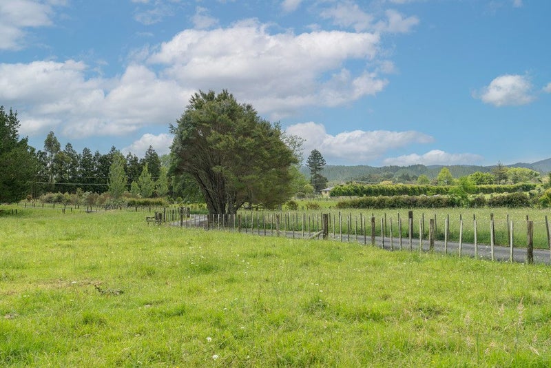 18 Main Road, Kamo - Carousel 50