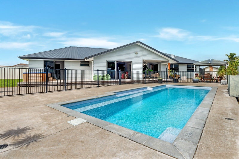 15 Sterling Park, Lytton West, Gisborne - Carousel 1