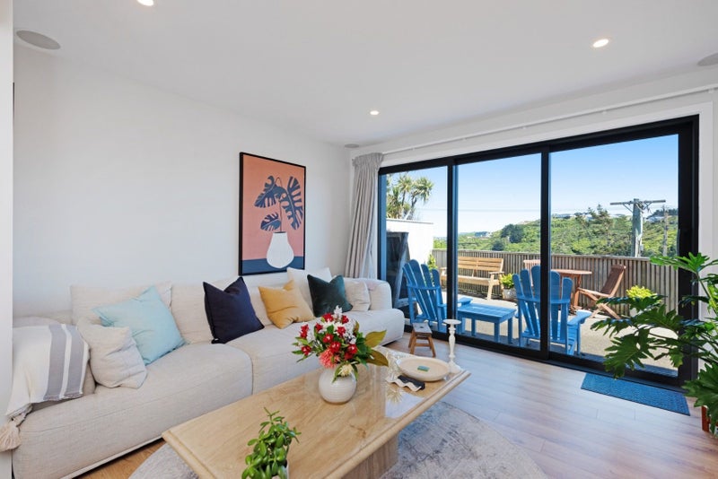 19 Miles Crescent, Newlands, Wellington - Carousel 1