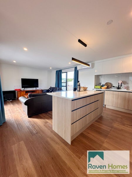 49D Royal View Road, Te Atatu South, Auckland - Carousel 2