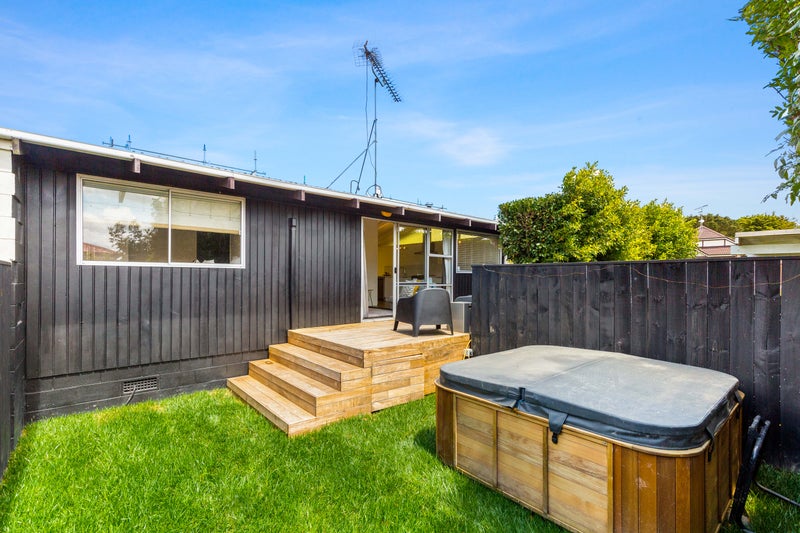 1/2 Finlow Drive, Te Atatu South, Auckland - Carousel 1
