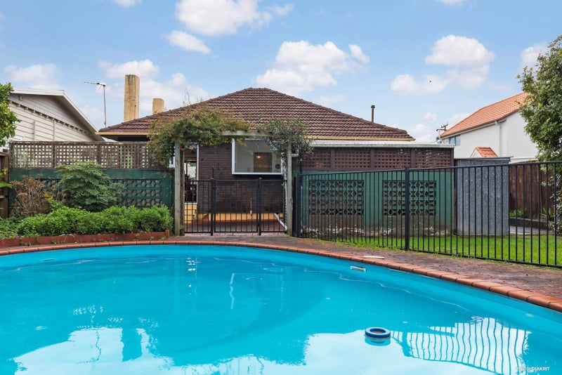 85 Old Lake Road, Narrow Neck, Auckland - Carousel 2