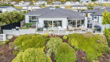 10 Madeira Close, Whitby, Porirua - Carousel 1