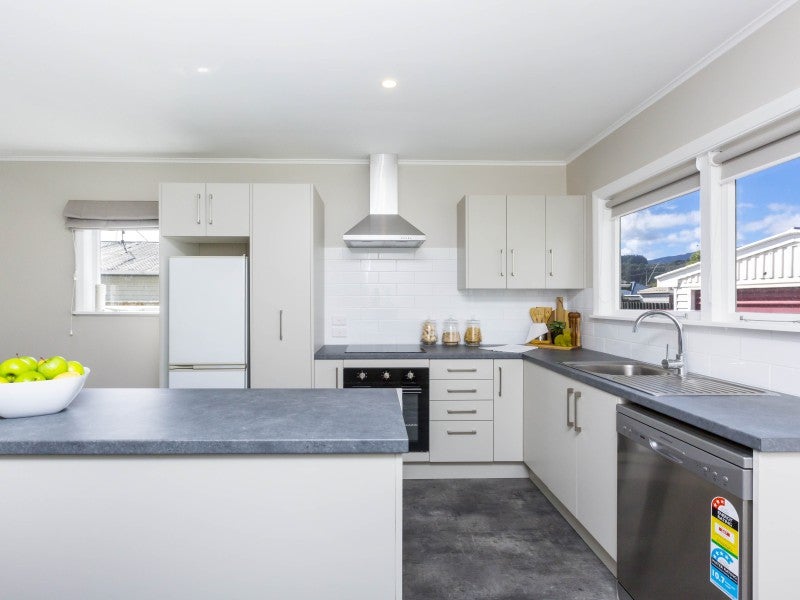 8 Benge Crescent, Clouston Park, Upper Hutt - Carousel 1