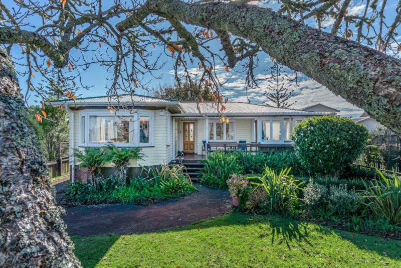 37 Sunnyhaven Avenue, Beach Haven, Auckland - Carousel 2