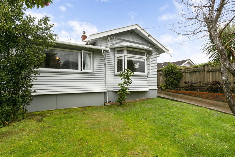 17 Fernlea Avenue, Karori, Wellington - Carousel 1
