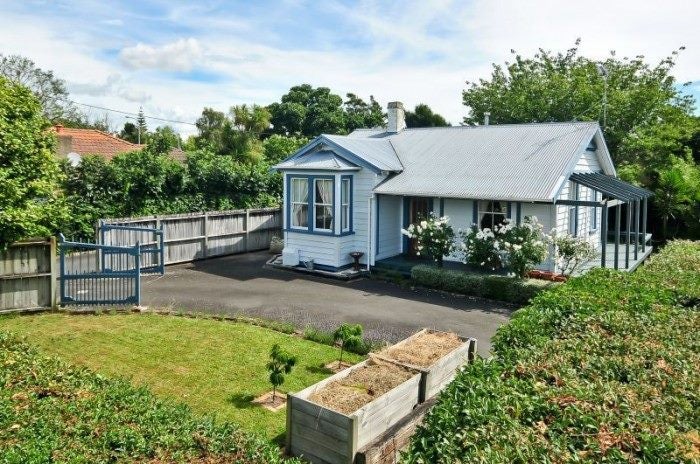 933 Heaphy Terrace, Fairfield, Hamilton - Carousel 1