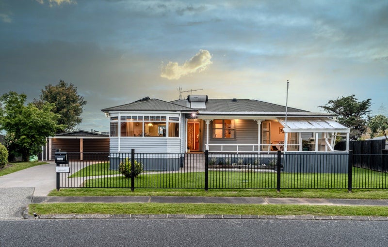 113 Edgewater Drive, Pakuranga, Auckland - Carousel 1