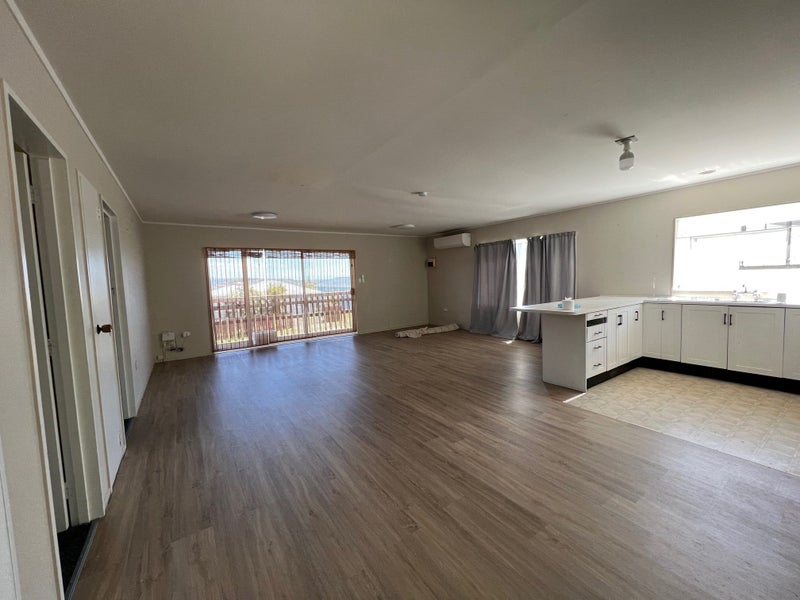 94 Arahura Crescent, Waitangirua, Porirua - Carousel 1