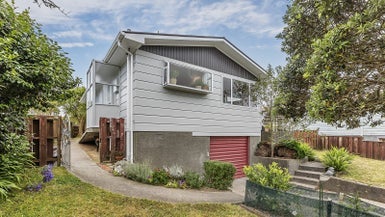 6 Cheyne Walk, Newlands, Wellington - Carousel 1