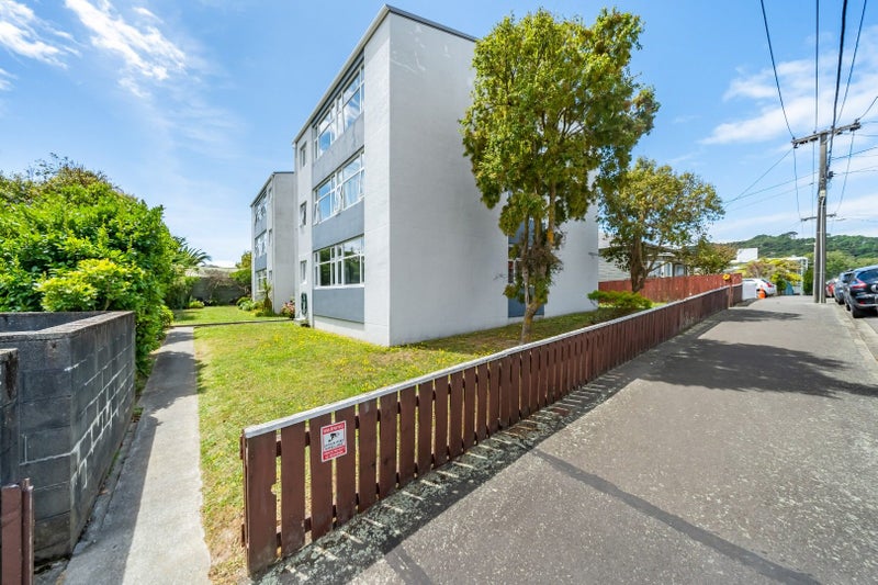 12/10 Angus Avenue, Berhampore, Wellington - Carousel 1