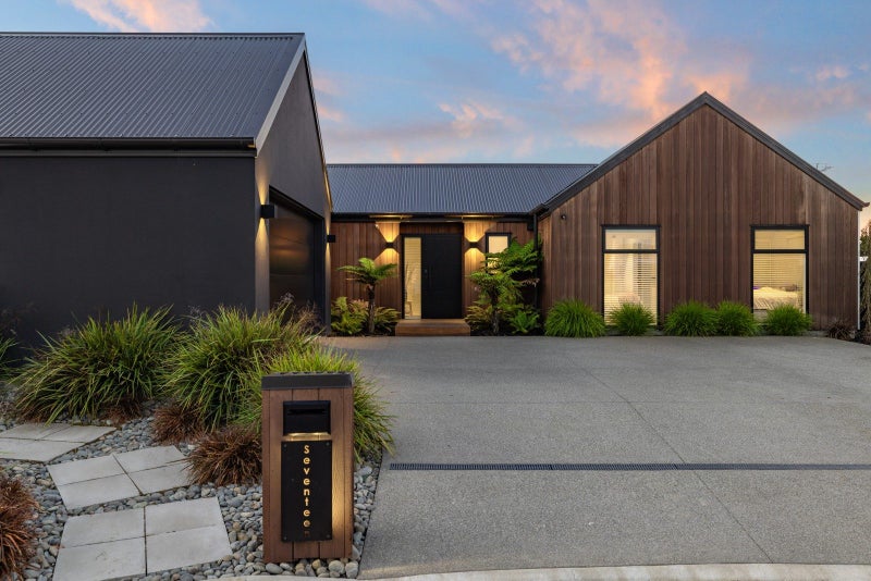 17 Nederland Avenue, Burwood, Christchurch - Carousel 1