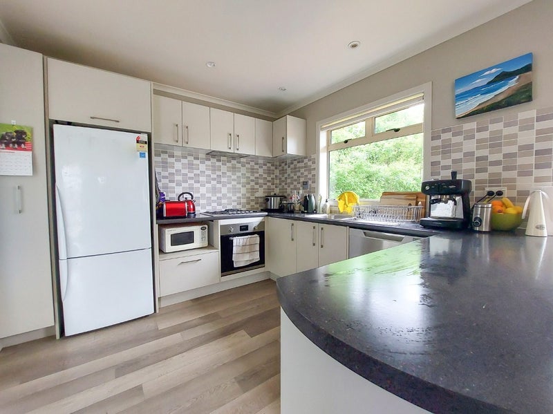 26 Barrie Crescent, Silverdale, Hamilton - Carousel 2