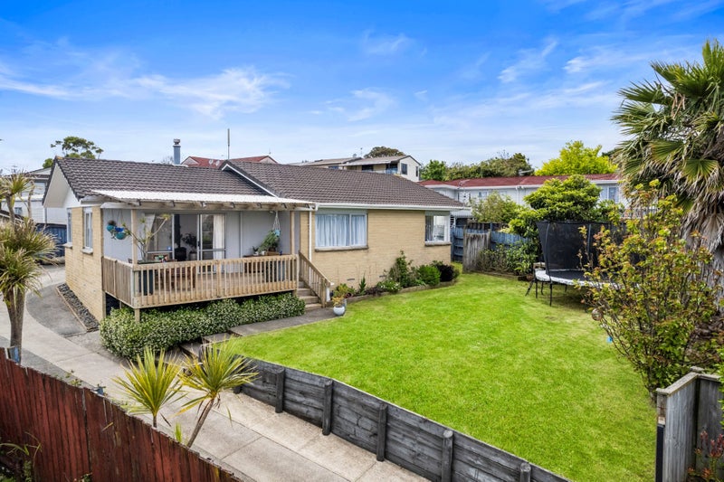 10 Kepler Place, Clover Park, Auckland - Carousel 1