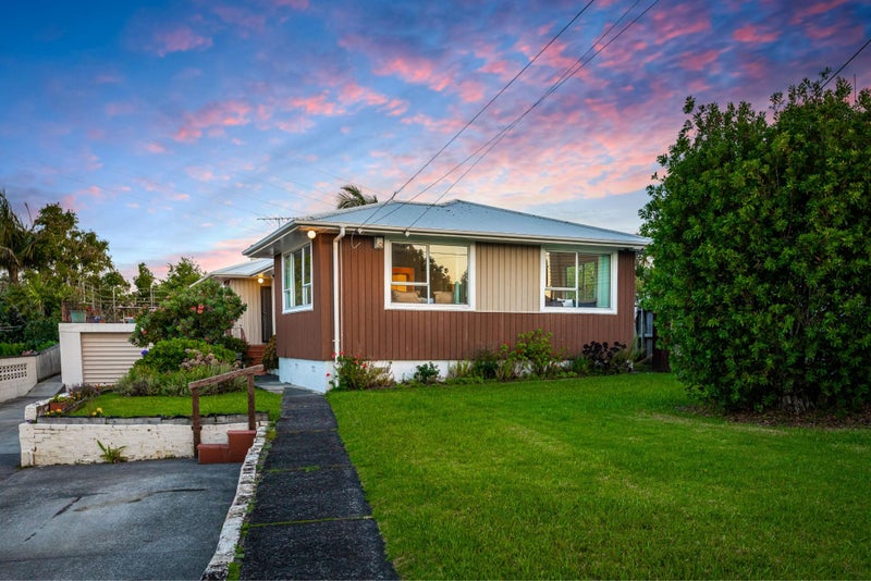 33 Tiroroa Avenue, Te Atatu South, Auckland - Carousel 1