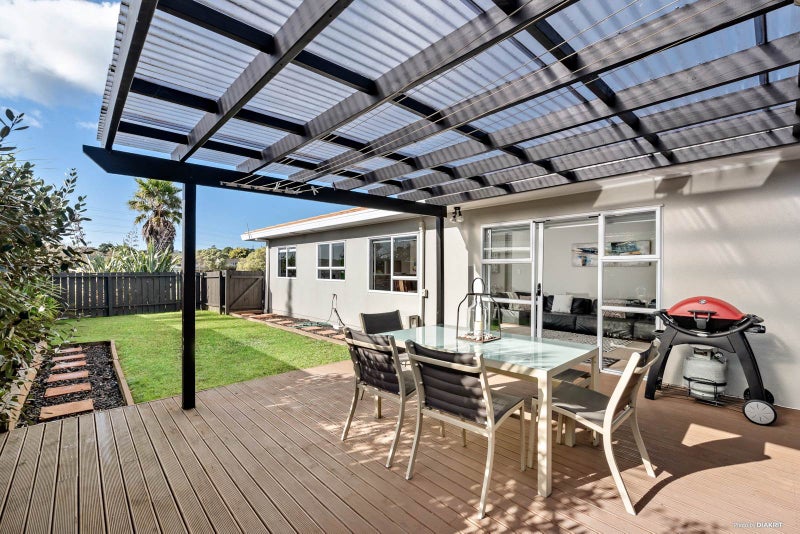 2/1 Caribbean Drive, Unsworth Heights, Auckland - Carousel 1