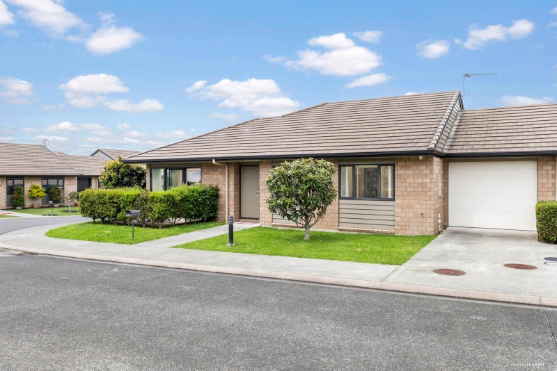 10 Royalle Mews, Botany Downs, Auckland - Carousel 1