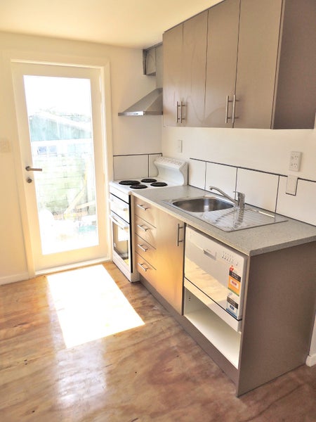 5 Glen Alton Avenue, Paparangi, Wellington - Carousel 1